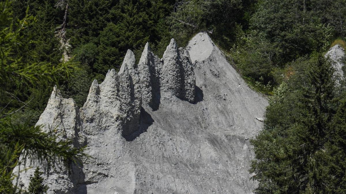 Earth pyramids are rare but can be found in many places around the world, including Serfaus. Just above the lower station of the Komperdellbahn cable car these fascinating natural towers were formed over many millennia by waste rock deposits from glacier moraines., © Andreas Kirschner www.webart.at