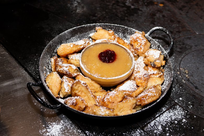Chopped pancake dusted with icing sugar and served with apple sauce – traditional „Kaiserschmarren“ at the Nördlinger Hütte.