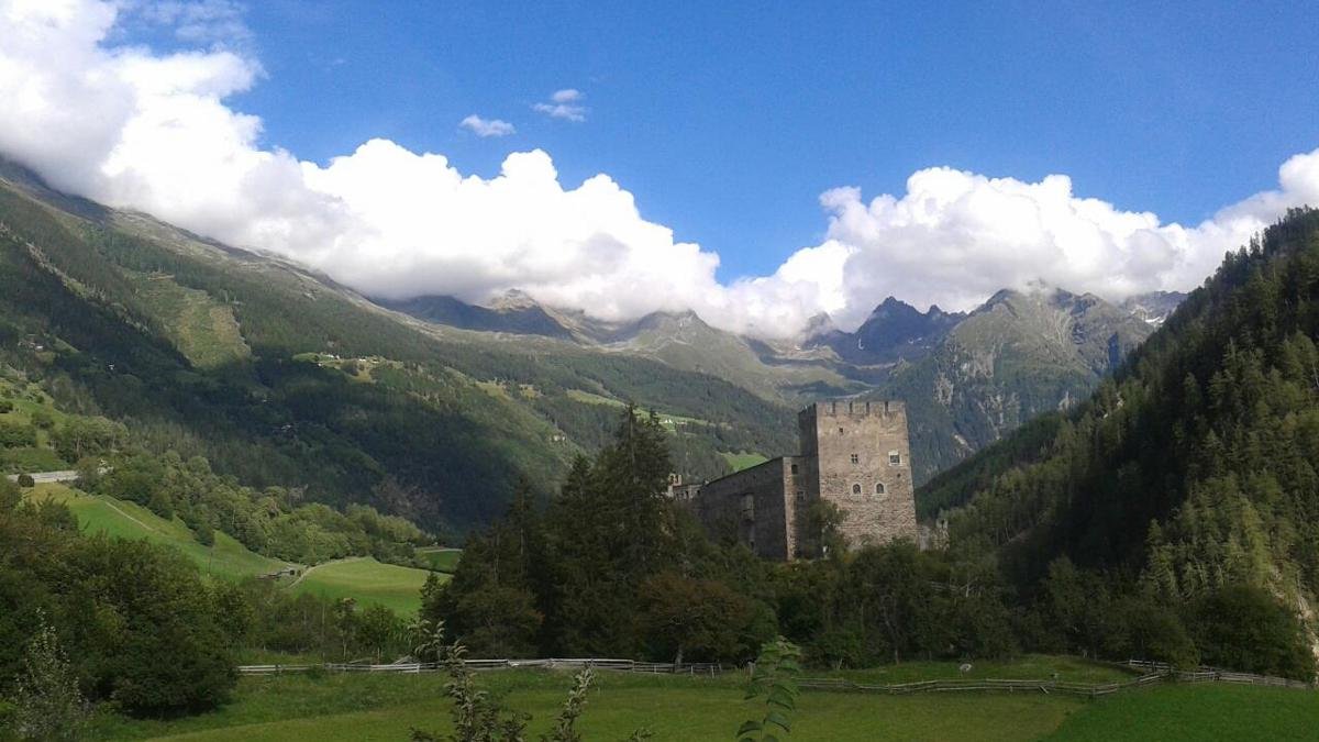 This fine medieval castle watches over the entrance to the Kaunertal Valley. It was bought by a family from Innsbruck in the 1970s and has since been restored to its full glory. Guests can visit the castle in the summer months., © Kaunertal Tourismus