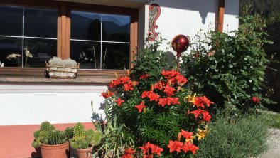 Blumen vor dem Haus, © Fam. Hausberger - Apartment Acker