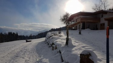 Blick auf das Haus im Schnee