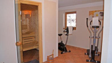 Wellnessbereich mit Sauna und Fitnessgeräten