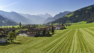 Mahdzeit in Laimach direkt vor unserem Balkon, © Paul Sürth