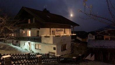 Außenansicht_Winter_abends