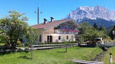 1. Ferienhaus Antoinette mit Zugspitze Sommer, © Ferienhaus Antoinette Haupt