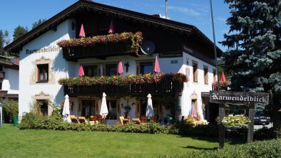 Hausansicht Sommer mit Wiese