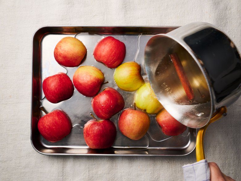 Step 5:&nbsp;Place the whole apples on a baking tray, pour over the stock.