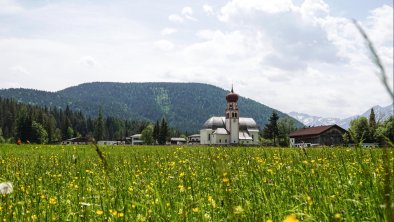 Blumenwiese und Kirche, © Region Seefeld