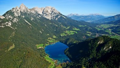 https://images.seekda.net/AT_UAB7-05-24-03/hintersteinersee_sommer_scheffau_wilderkaiser_luftbild_2.jpg