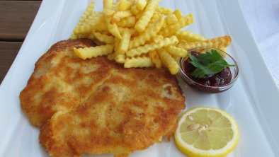 Wiener SChnitzel mit Pommes Loyastubn Oberau FG T.