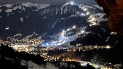 Blick zum Hahnenkammrennen bei Nacht