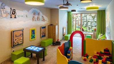 Kinderspielzimmer mit hoher Lichtdurchflutung