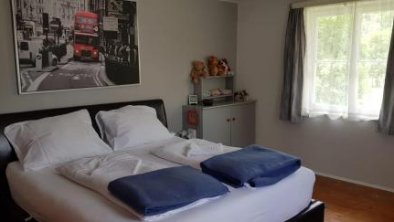 Direkt am Waldrand, ruhig gelegenes Doppelzimmer mit Extrabett, © bookingcom