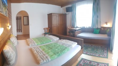 Schlafzimmer 1 (2)