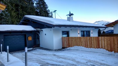 Eingang, Garage und großer Parkplatz (Winter)