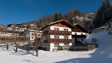 Haus Hackl_Winter, © Unsere Ferienwohnungen eingebettet in der winterlichen Landschaft.