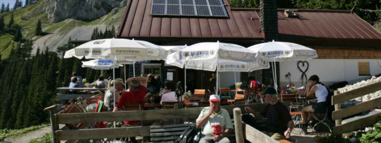 View of the terrace at the Tannheimerhütte, © Sektion Allgäu-Kempten des Deutschen Alpenvereins e.V.