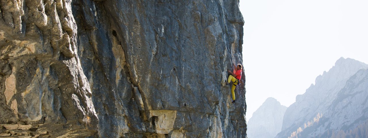 Climbing are around the Dolomitenhütte hut, © Alpsolut