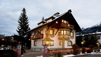 Winter Abendansicht Haus Villa St. Oswald Seefeld