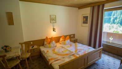 Schlafzimmer 2 mit Doppelbett und Einzelbett