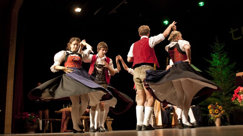 “Die jungen Höllnstoana” Folklore Group at the Cattle Drive in Hintertux, © TVB Tux-Finkenberg / Hannes Sautner