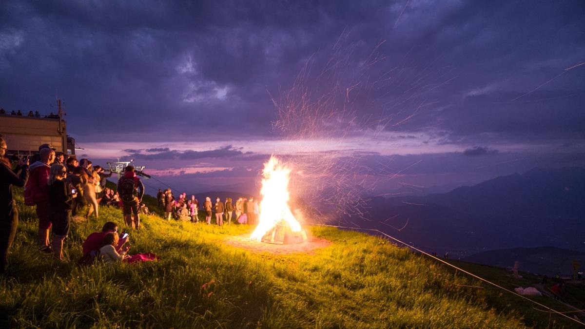 As the longest day of the year draws to a close, bonfires are lit on mountaintops all over the region to celebrate the summer solstice., © TVB Hohe Salve