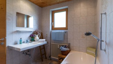 Hahnenkamm-Wohnung-Bad-eigene-Dusche-und-Badewanne