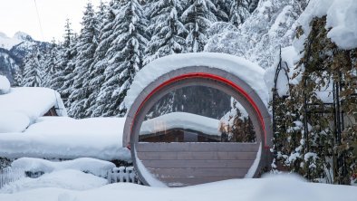 kartnaller_neustift_stubai_saunafass_verschneit_wi