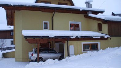 Hausansicht_winter_Zillerstuebchen_garage