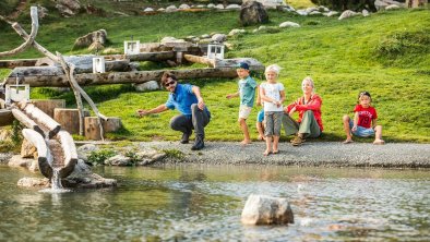 hd-steinewerfen-mit-der-familie-am-filzalmseeÂ©mir