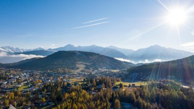 Seefeld im Herbst mit Nebel im Inntal