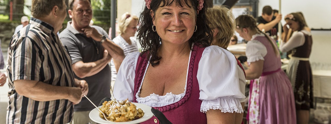 Celebrating an icon of Austrian cuisine and an absolute must-eat food of Tirol: The Ellmau Kaiserschmarren Fest, © von Felbert / Reiter