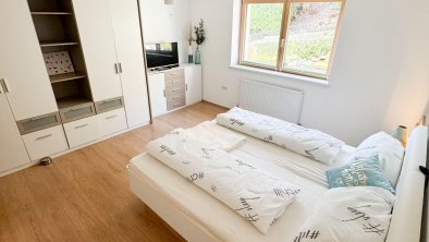 Kathrins_Alpbach_Bedroom with a flat-screen TV., © Kathrin Huber