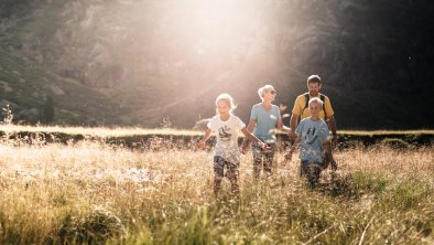 Familie beim Wilde Wasser Weg