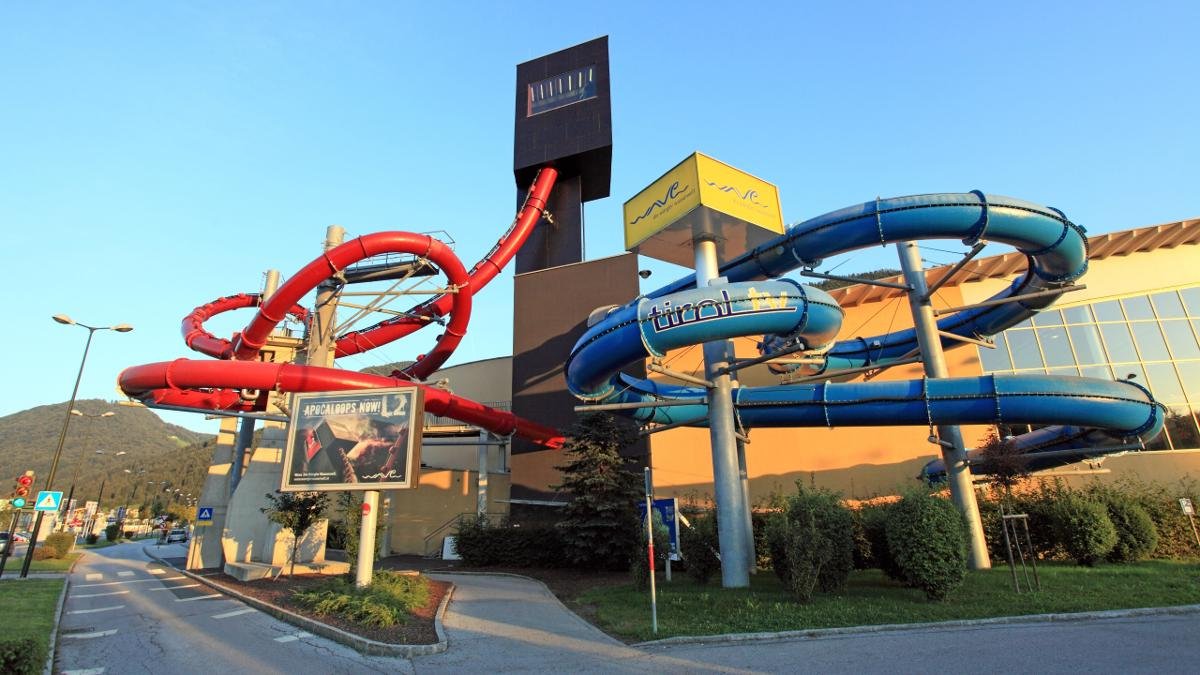 The L2 slide with its thrilling double loop is without a doubt the number one attraction for all adrenaline junkies at the Wave leisure centre in Wörgl. Those who like to take things a little easier will find plenty of other activities as well as a large spa area with a selection of saunas and steam baths., © Hannes Dabernig