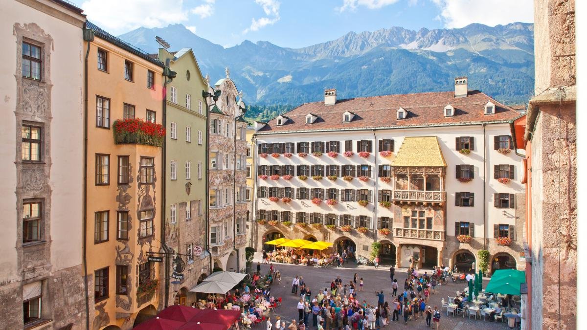 Innsbruck’s old town is the finest of its kind anywhere in the Eastern Alps. Highlights include the mighty Hofburg palace, the Golden Roof and the baroque style Maria-Theresien-Straße., © Innsbruck Tourismus/Christof Lackner