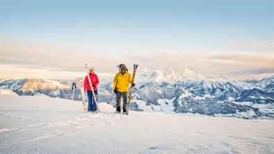 skifahrer-vor-winter-bergkulisse-in-den-kitzbuehel