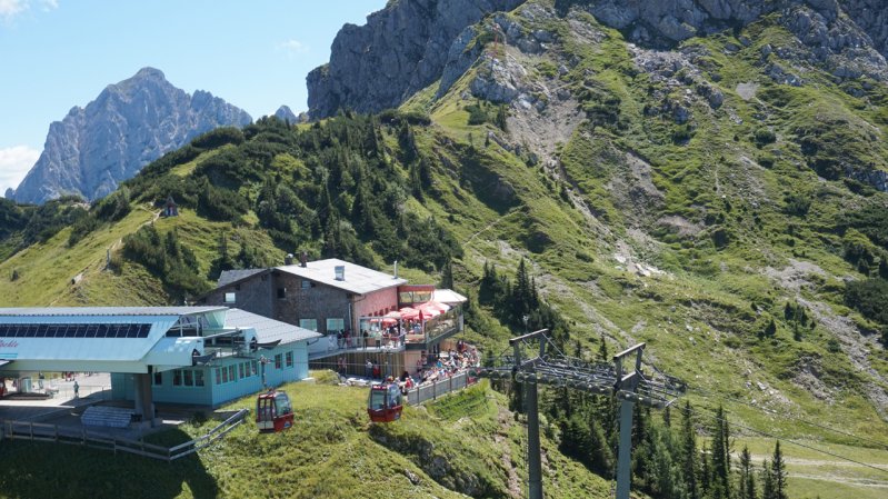 Cable car leading onto the Füssener Jöchle mountain above Grän, © Sonnenbergbahnen Grän/Michael Schretter