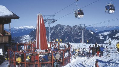 Alpbachtal_ski bar and gondolas