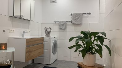 Badezimmer mit Waschmaschine