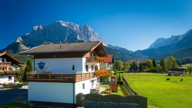 Haus Enzian mit Zugspitzmassiv