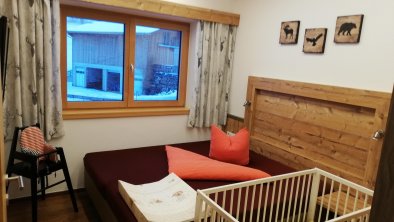 Schlafzimmer App 1 mit Babybett