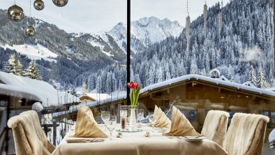 Restaurant mit Blick auf die umliegende Bergwelt