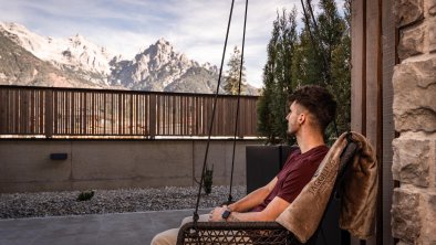 Hängesessel mit Aussicht auf die Bergkulisse