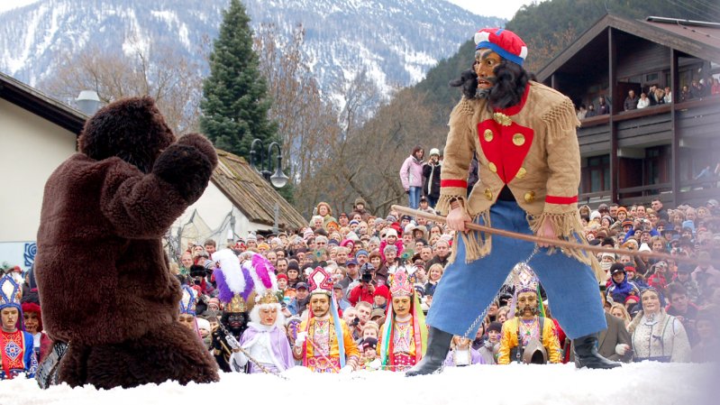 The fight between the bear, representing spring, and the bear beater, symbolizing winter, © Fasnachtskomitee Nassereith