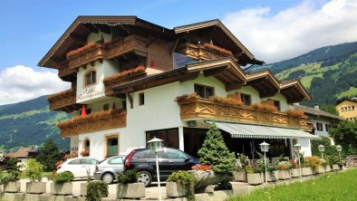 Hotel-Restaurant Rosengarten im Sommer