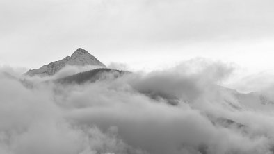 Die Ahornspitze ragt aus dem Novembernebel