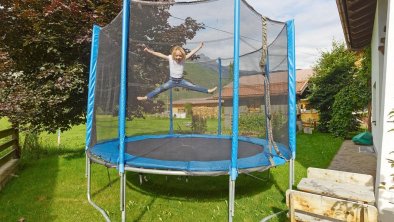 Spielplatz im Garten mit Trampolin