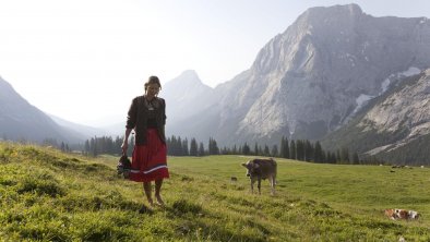 frau-bergwiese-dirndl