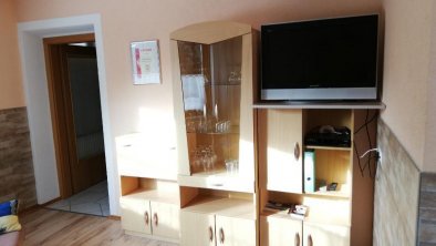 Wohnbereich und Zugang zu 1. Schlafzimmer